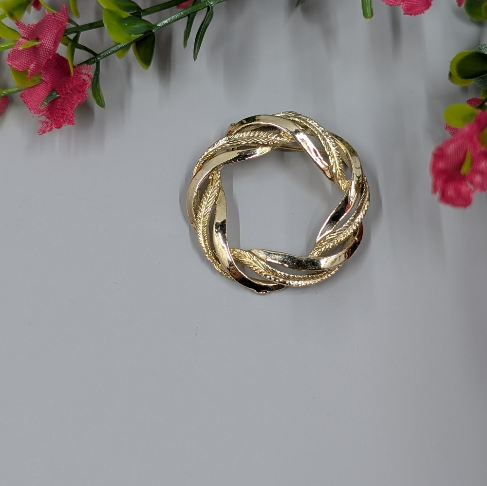 Gerry's Signed Vintage Textured Wreath Gold Plated Brooch